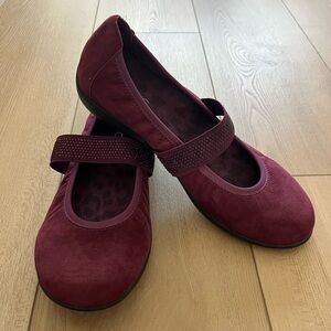 VIONIC  suede burgundy Mary Jane Flats with rhinestone straps. Size 7.5